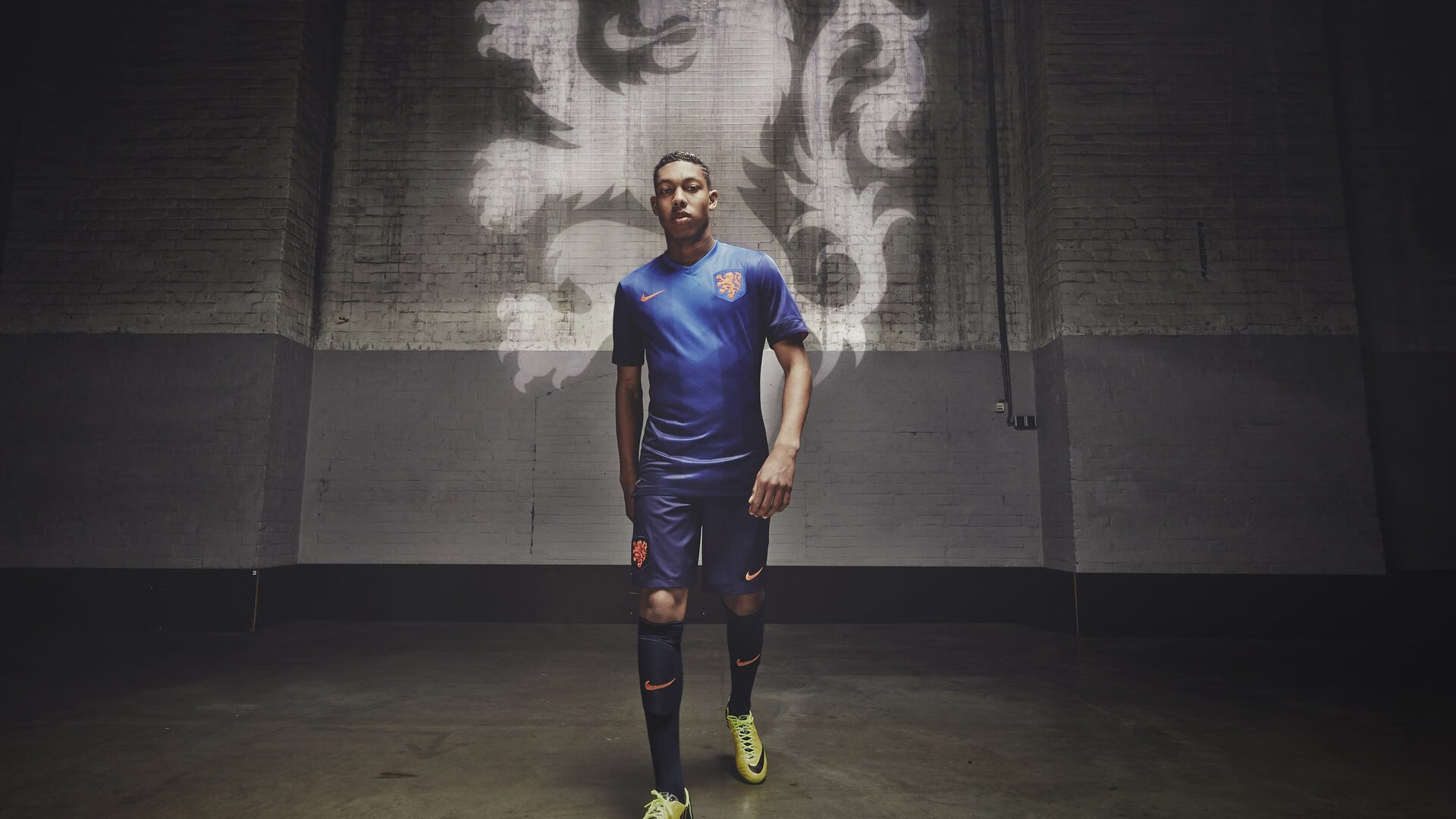 开云电竞平台注册-球员转会窗口开启多队动作频繁，球员转会流程