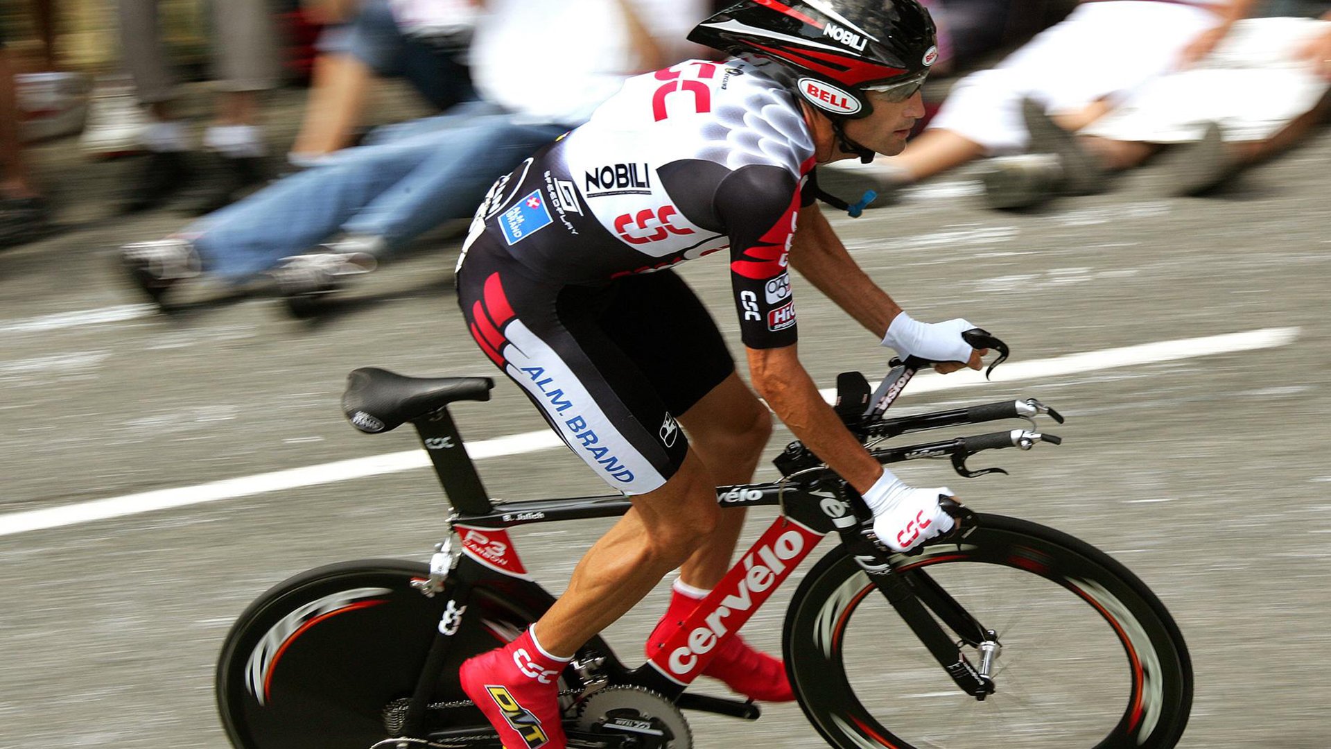 赛段操作揭秘:车手如何掌控复杂路况?,赛车比赛时车手如何平顺驾驶